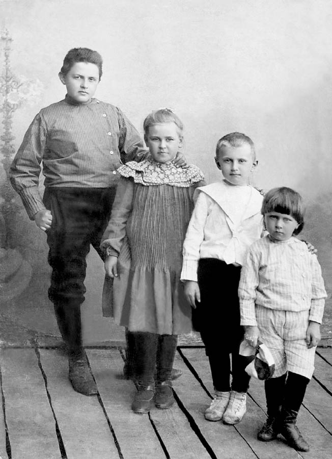 Дети Ивана Павловича и Марии Андреевны Поповых. Город Елатьма, начало ХХ в.