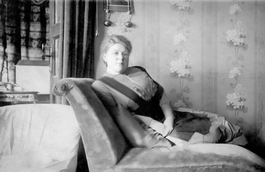 Александра Ивановна Попова - ученица 7-го класса Елатомской женской гимназии, дочь Марии Андреевны Поповой. Елатьма, 1912 г.