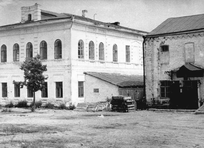 Елатьма. Исторические торговые здания в центре города.