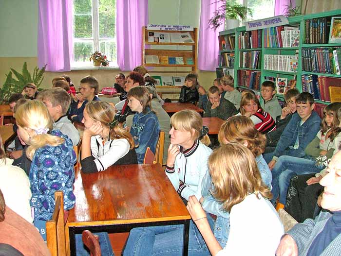 В читальном зале Елатомской модельной библиотеки.