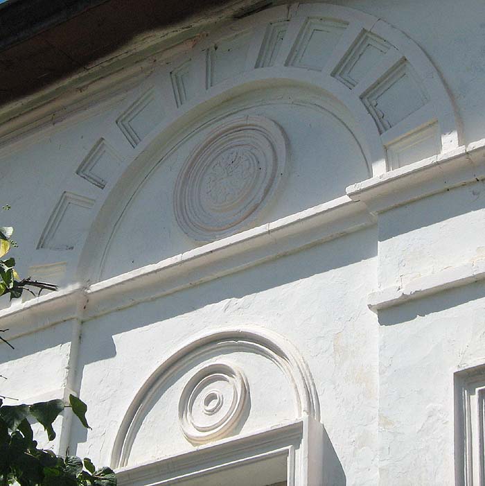 Елатьма.  Декоративные элементы фасада дома Раевского. Фото Н.Зиновина 2008 г.